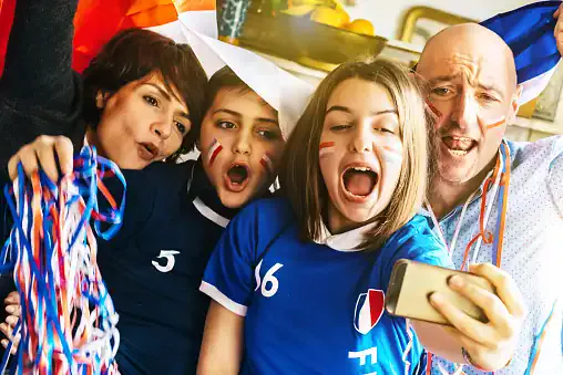 Famille française regardant un match de football en direct avec Atlas Pro ONTV